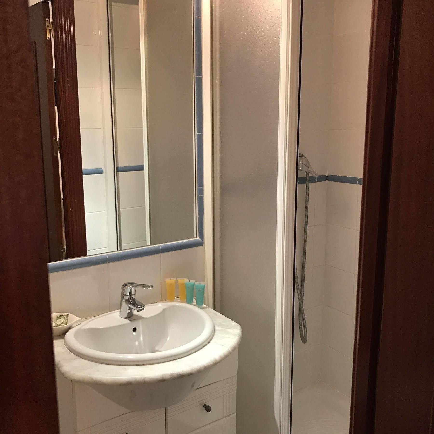 Hostal La Estrella Madrid Luaran gambar