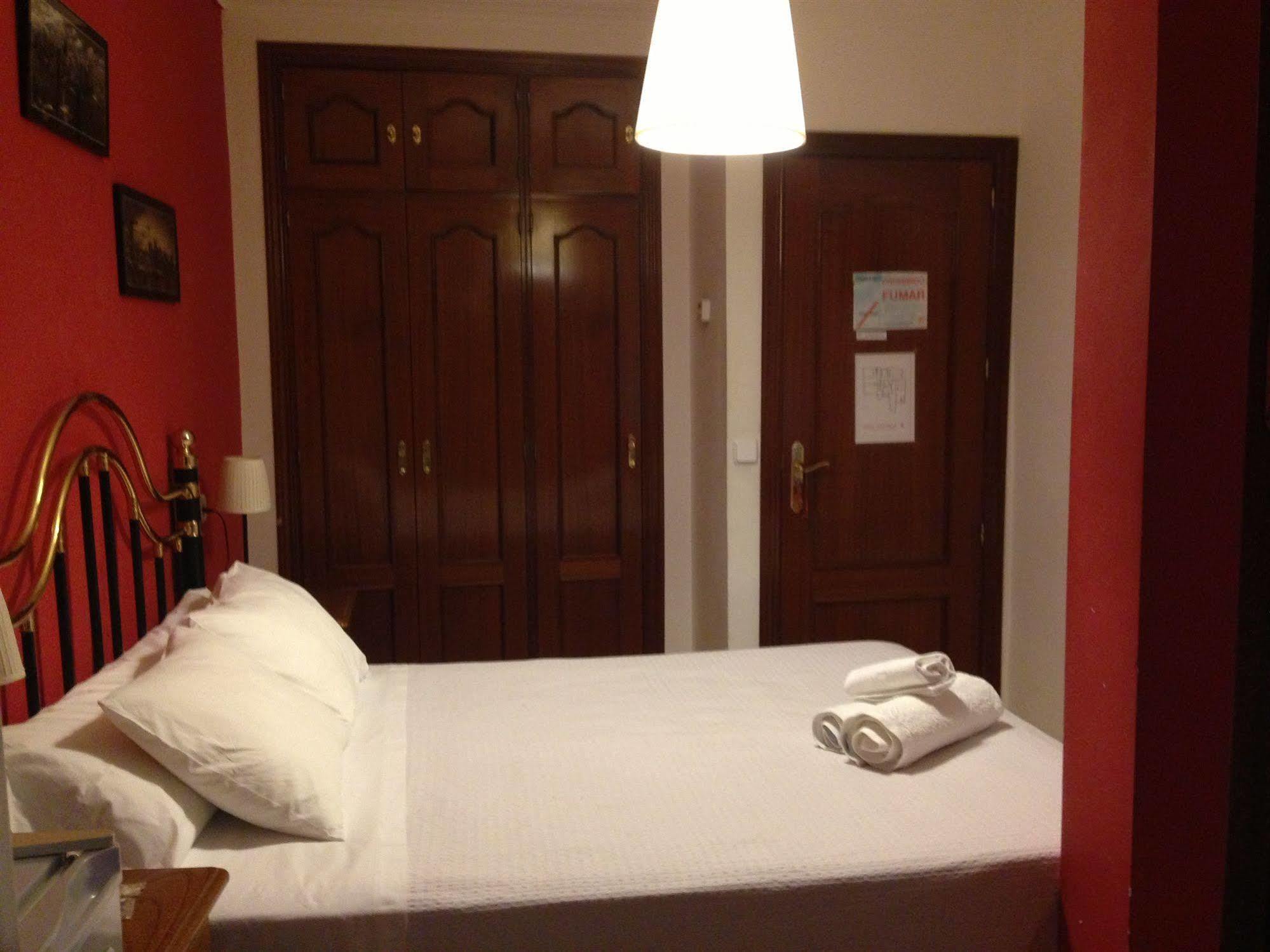 Hostal La Estrella Madrid Luaran gambar
