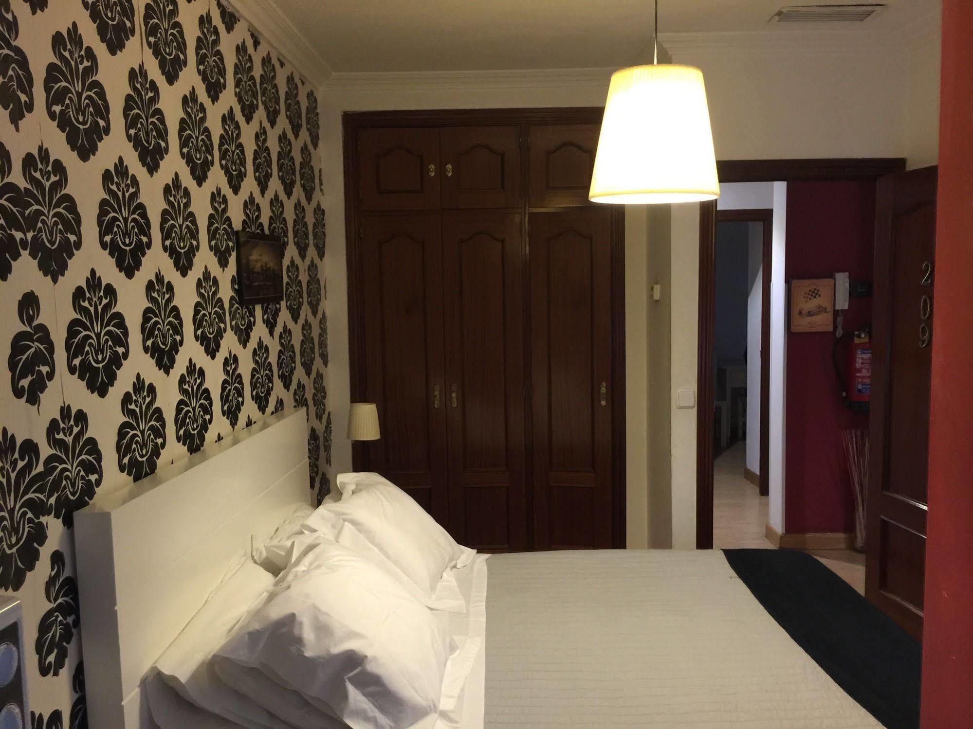 Hostal La Estrella Madrid Luaran gambar