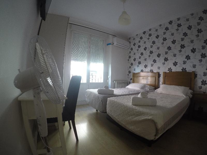 Hostal La Estrella Madrid Luaran gambar